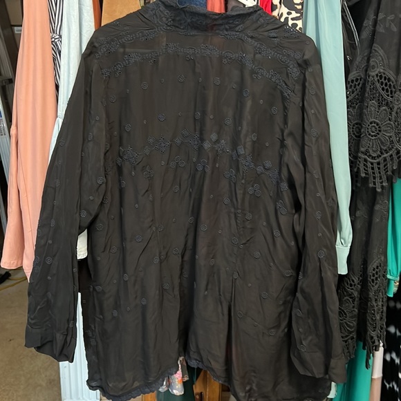 Johnny Was beautifully embroidered topper with two small pockets, cause why not? - Picture 7 of 8